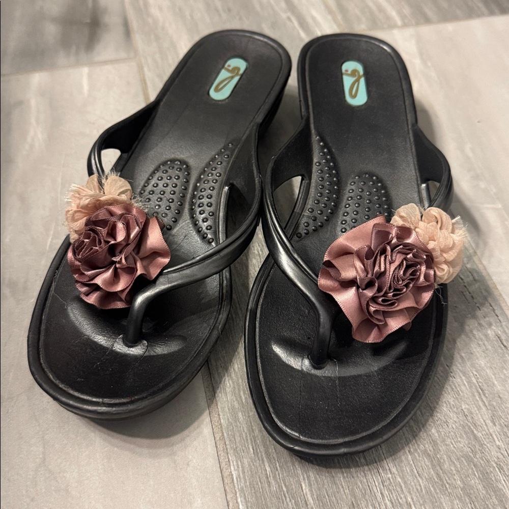 OKA b. Steel Gray Thong Sandals with Mauve and Pink Floral Accents